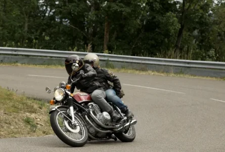 Will laying down your motorcycle help you in a crash?